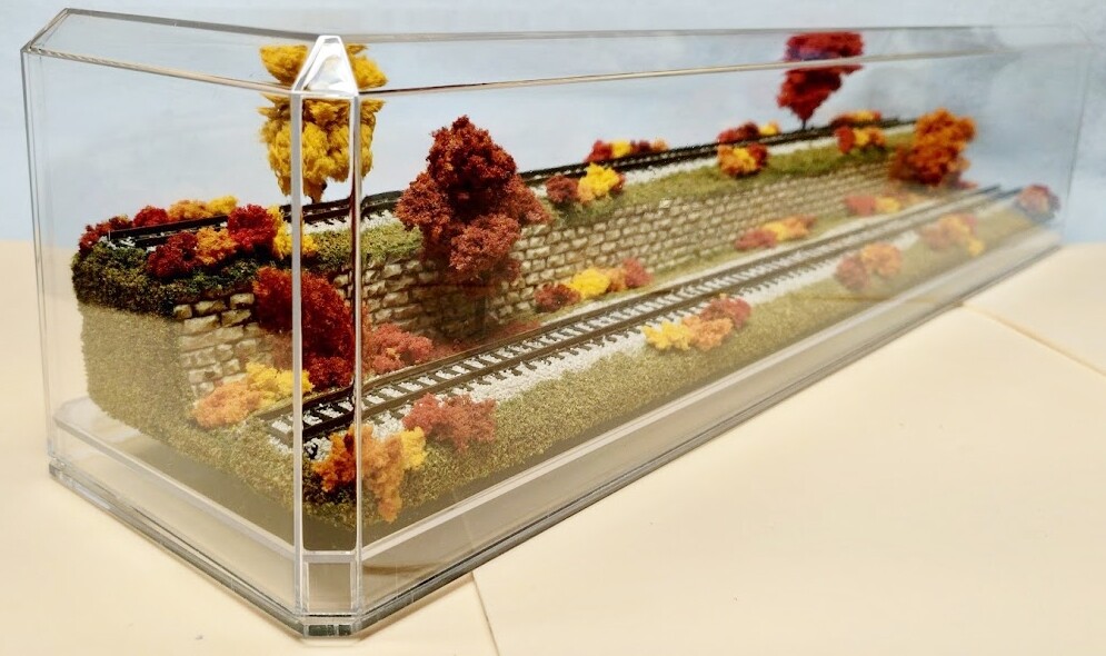 N SCALE 16″ 2-LEVEL TRACK -FALL SCENE-DISPLAY CASE -FOR ANY N TRAIN