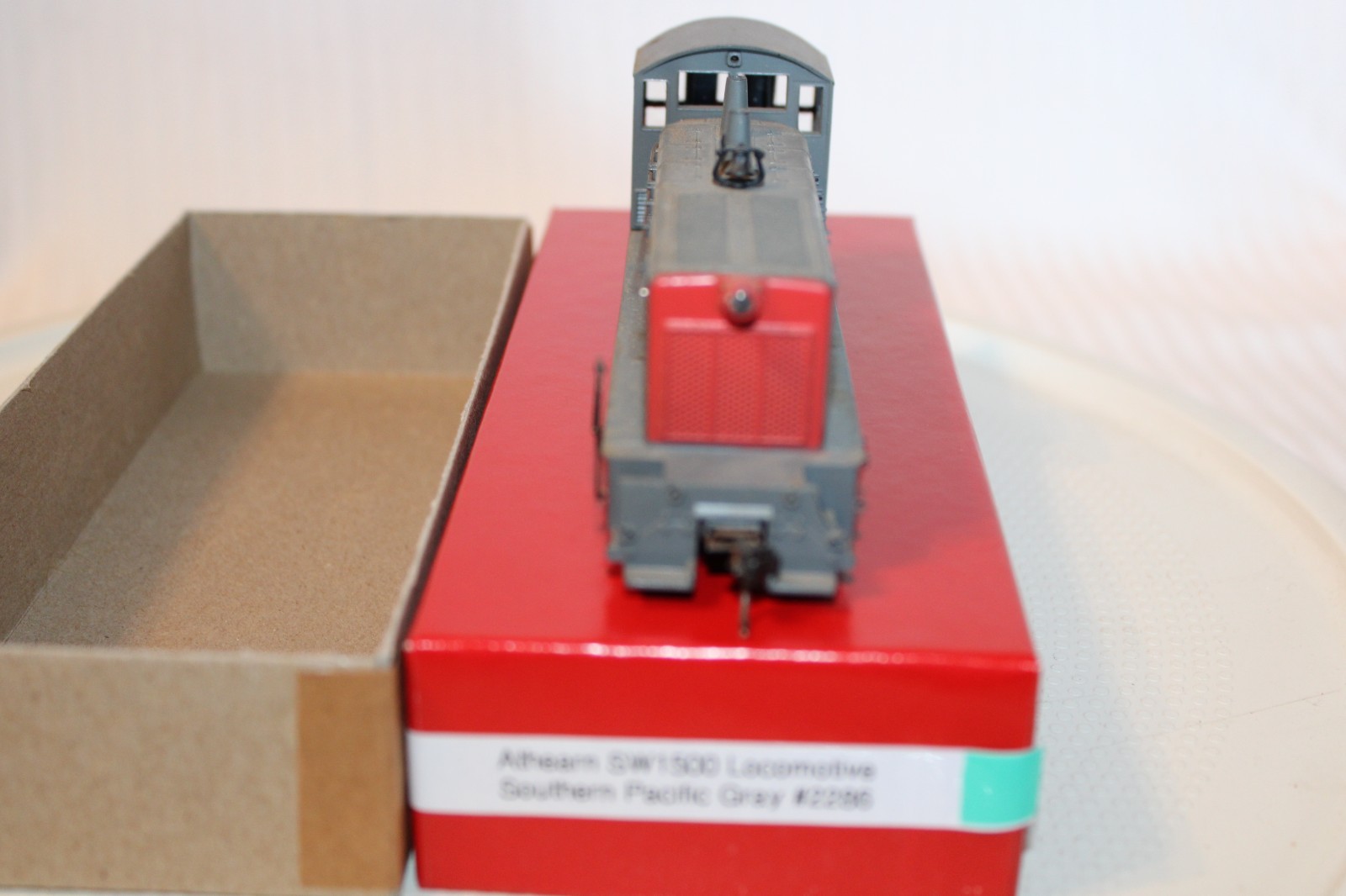 HO Scale Athearn, SW-1500 Diesel Locomotive, Southern Pacific Gray #2286
