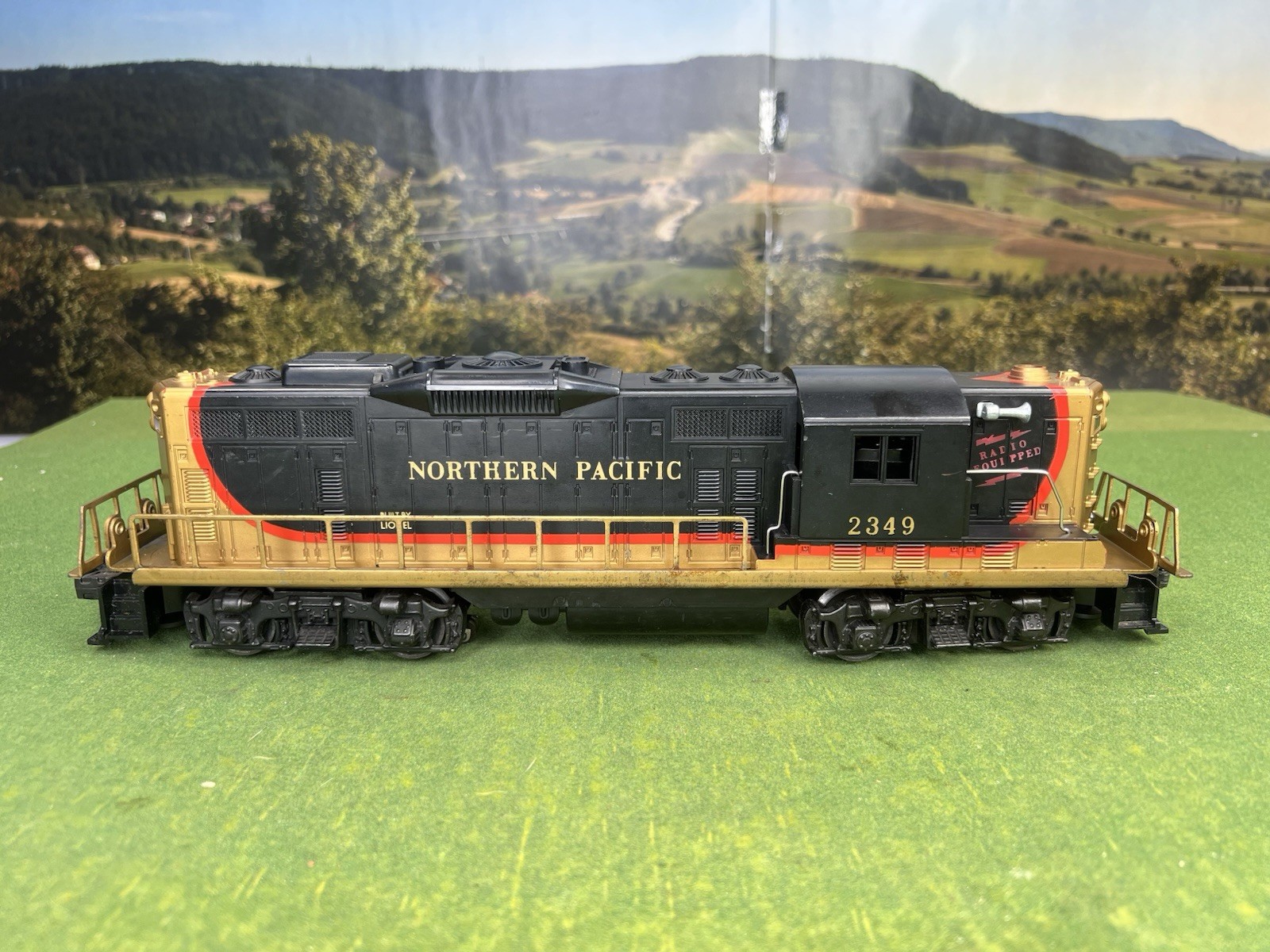 ORIGINAL LIONEL POST WAR 2349 N.P. GP-9 DIESEL 1958 NORTHERN PACIFIC VERY NICE!!