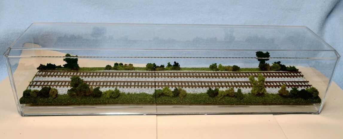 N SCALE 16″ DOUBLE-TRACK DISPLAY CASE – SUMMER SCENE-FOR ANY N TRAINS