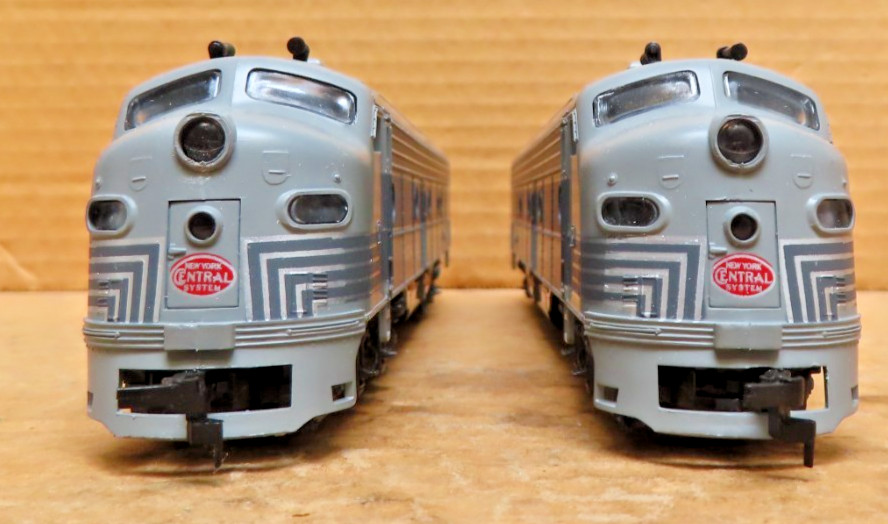 IHC E-8 New York Central #1925 Diesel Locomotives Powered & Dummy Train HO Scale