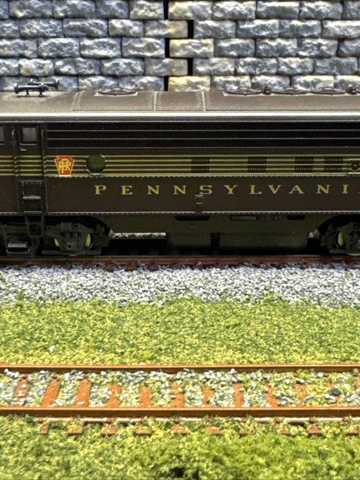 “HO SCALE “”ATLAS”” MODEL OF A PENNSYLVANIA FP7 ENGINE NO 9834.”