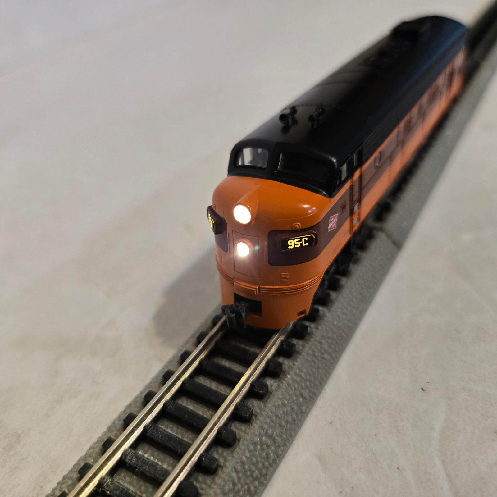 Kato 176-2301 N Milwaukee Road EMD FP7A Loco. DCC No Sound. Runs