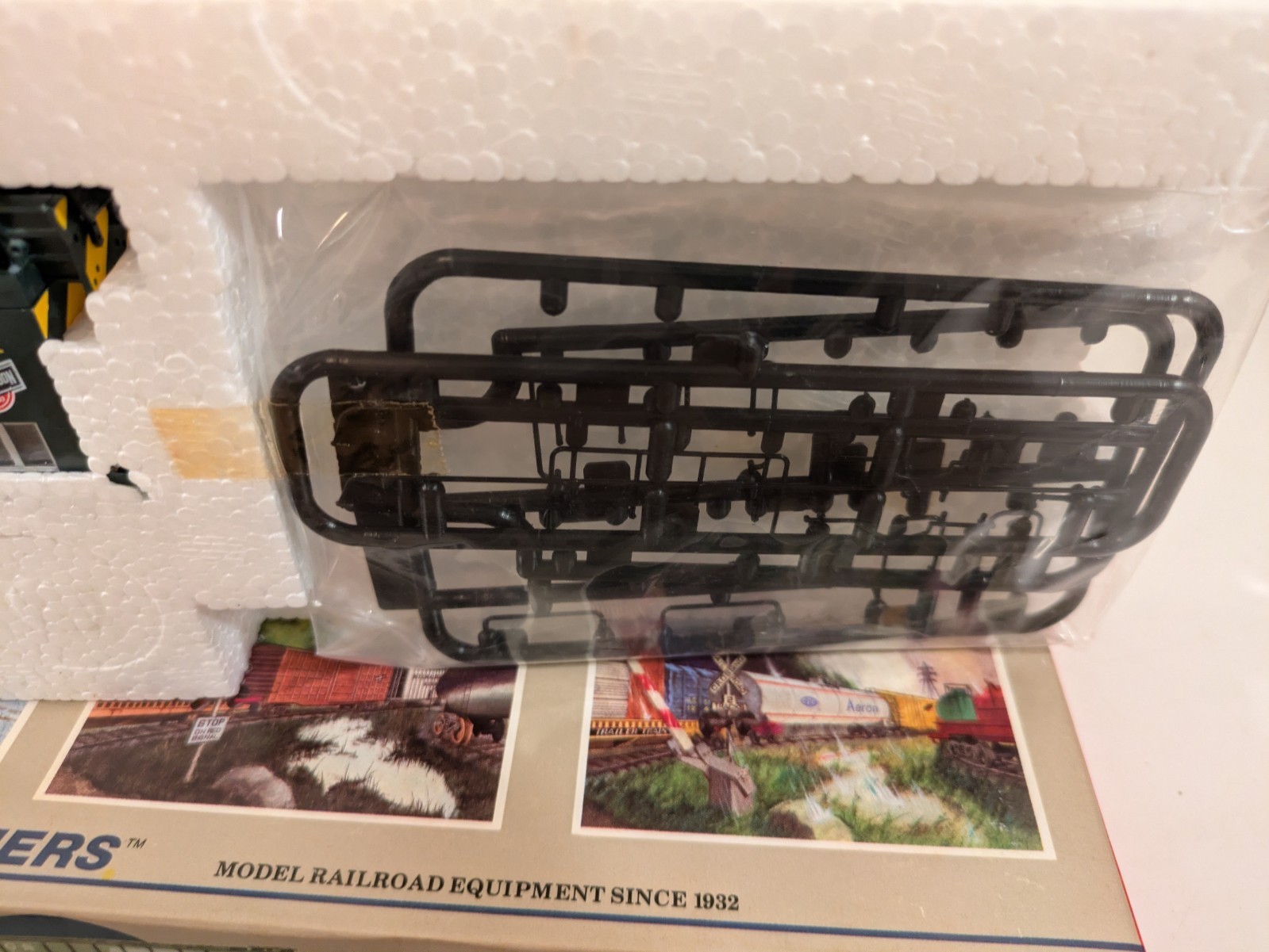 HO FM H10-44 CNW Chicago & North Western DC NIB NOS # 932-1313