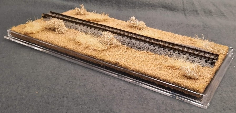 N SCALE -SINGLETRACK 8″ -DISPLAY CASE -“DESERT SCENE” FOR ANY N TRAINS