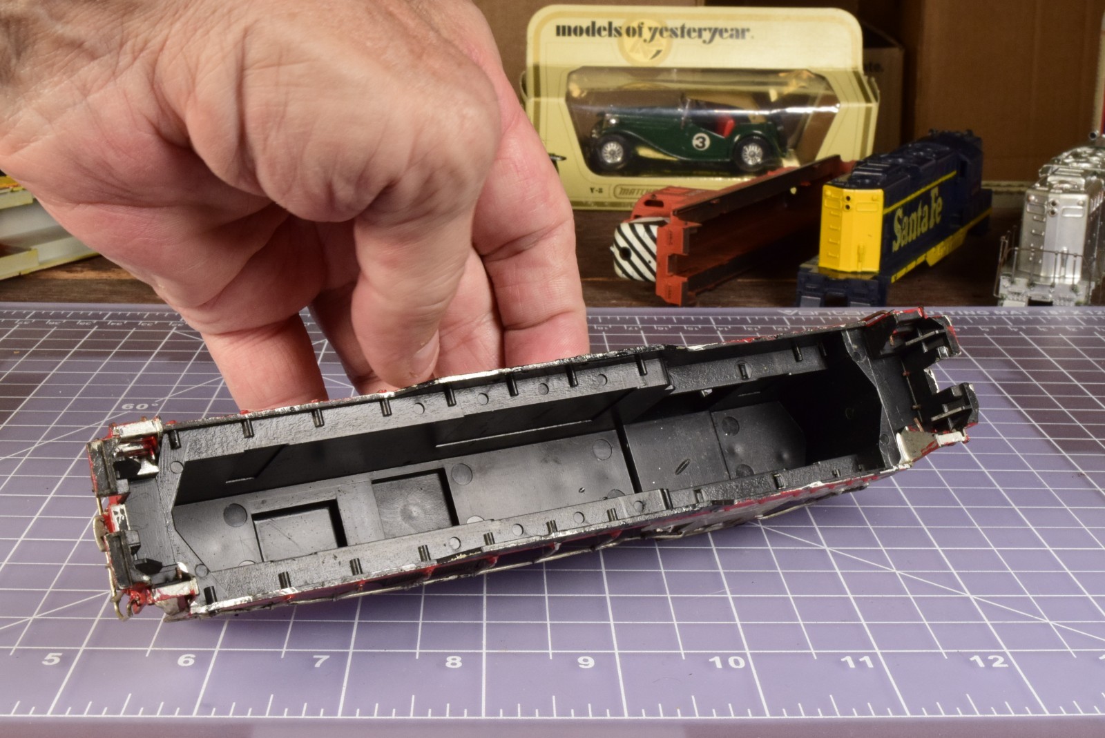 HO SHELL GP9 with Grunge Look, railings, no horns/inserts SH5