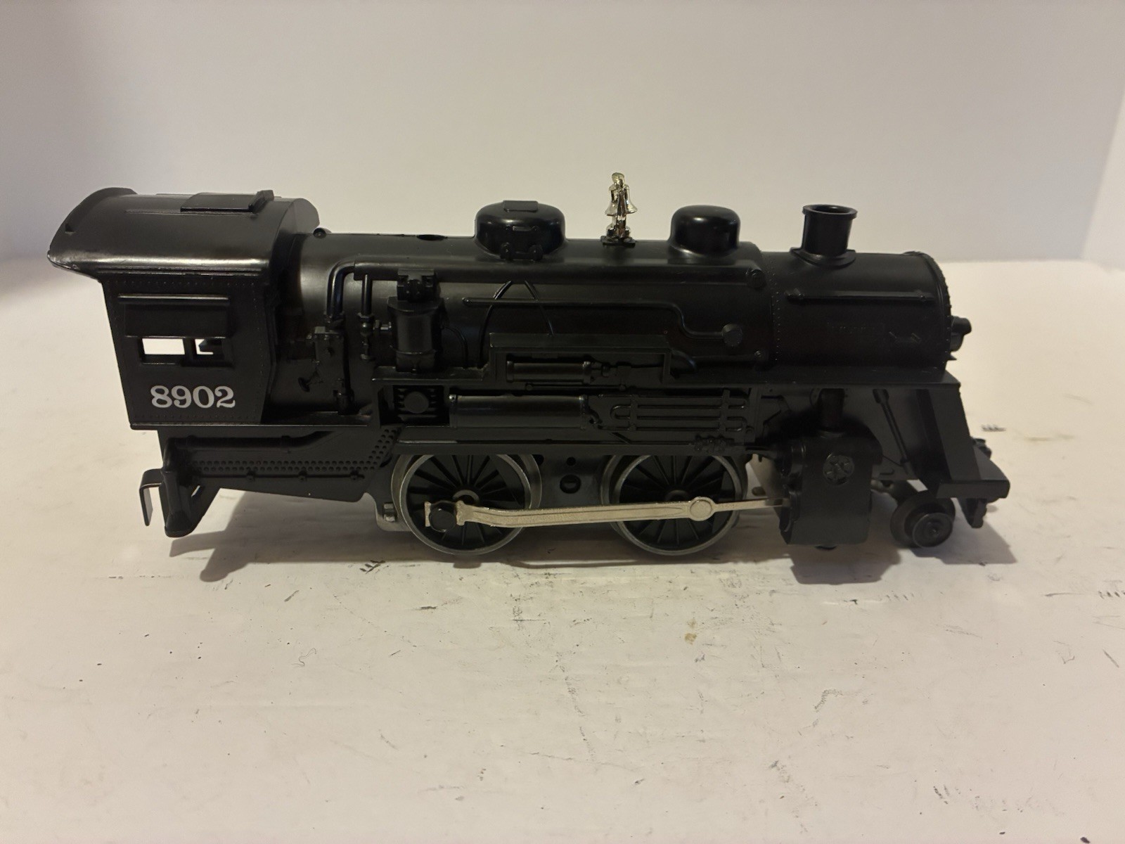 Lionel Modern Era 8902 DC Locomotive With Tender. Tested See Description. Runs.