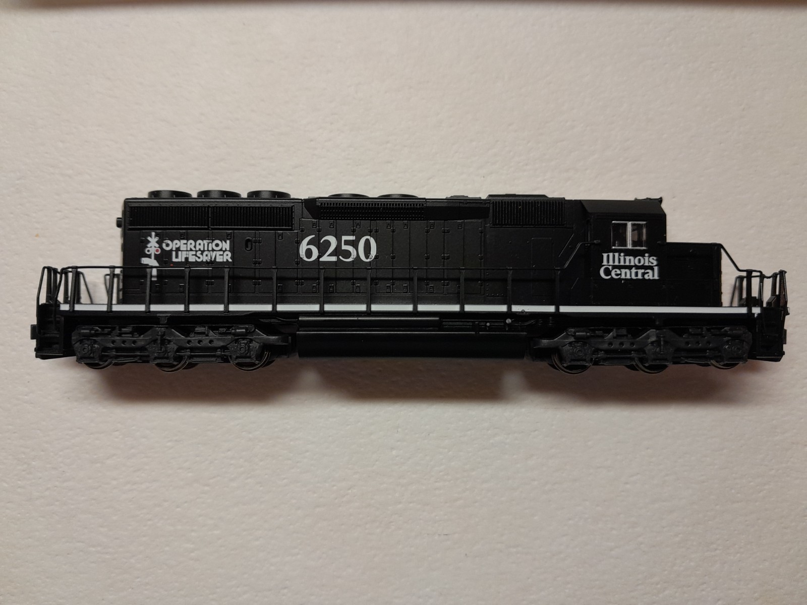 N scale Kato Kobo Illinois Central sd40-2 DCC Locomotive