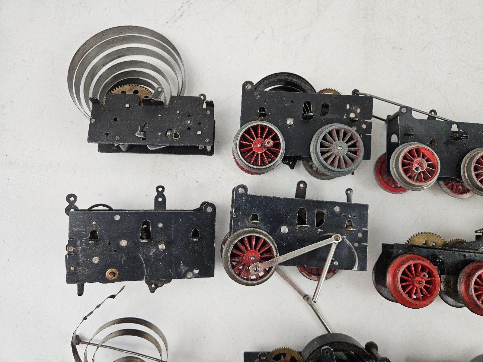 Märklin etc. Large collection of clockwork mechanisms for locomotives in…