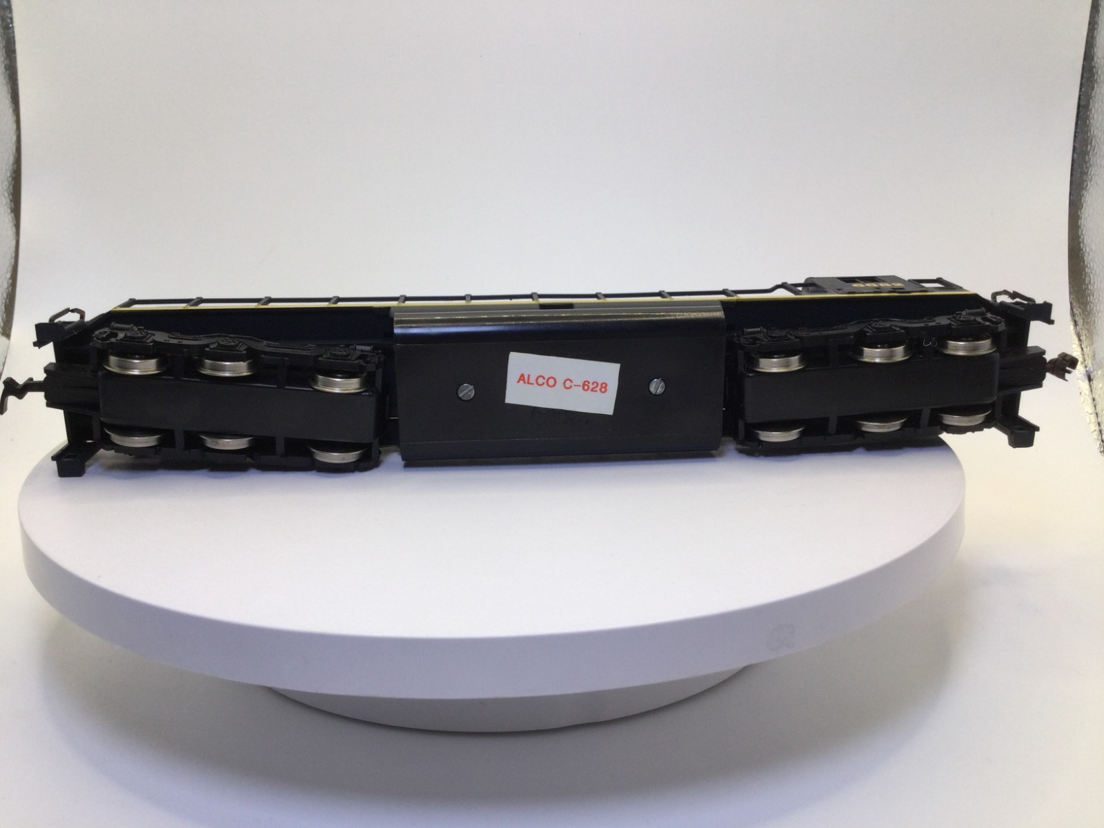 HO Scale Santa Fe Alco C-628 Deisel Powered Locomotive #6682 With Lights