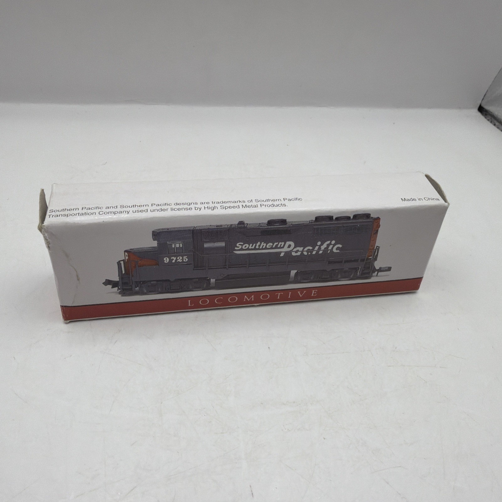 Southern Pacific 9725 N Gauge Locomotive Gray Red Black Painted Plastic