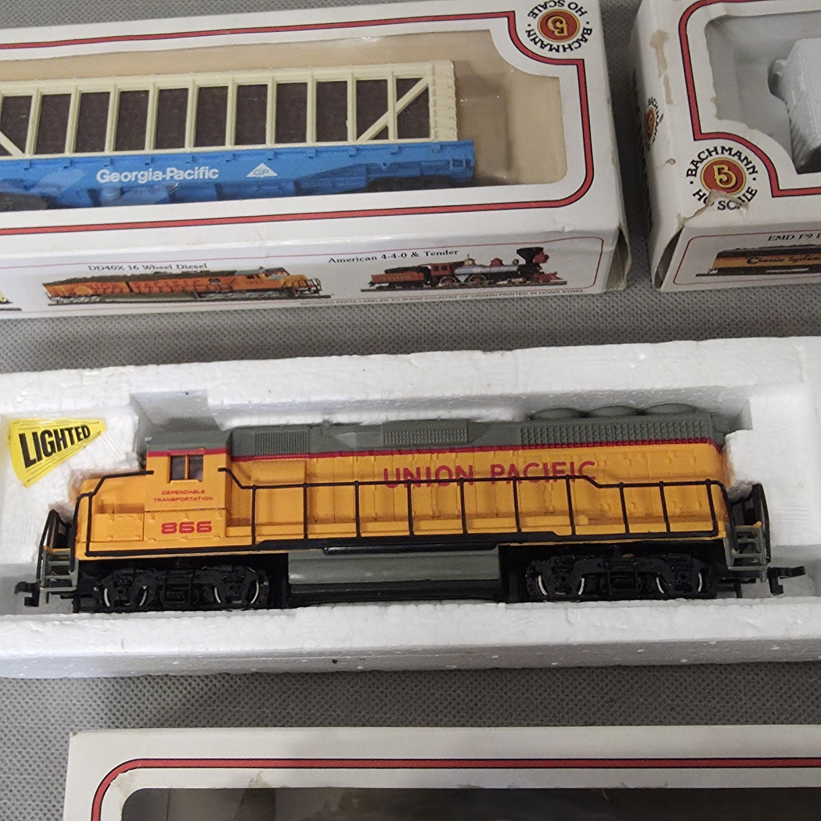 Lot of Bachman Union Pacific Diesel Locomotive 866 HO + Caboose More Cars Train