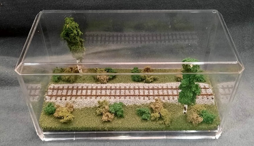HOn3 SCALE 9″ SINGLE TRACK DISPLAY CASE – SUMMER SCENE- FOR ANY HOn3 TRAINS