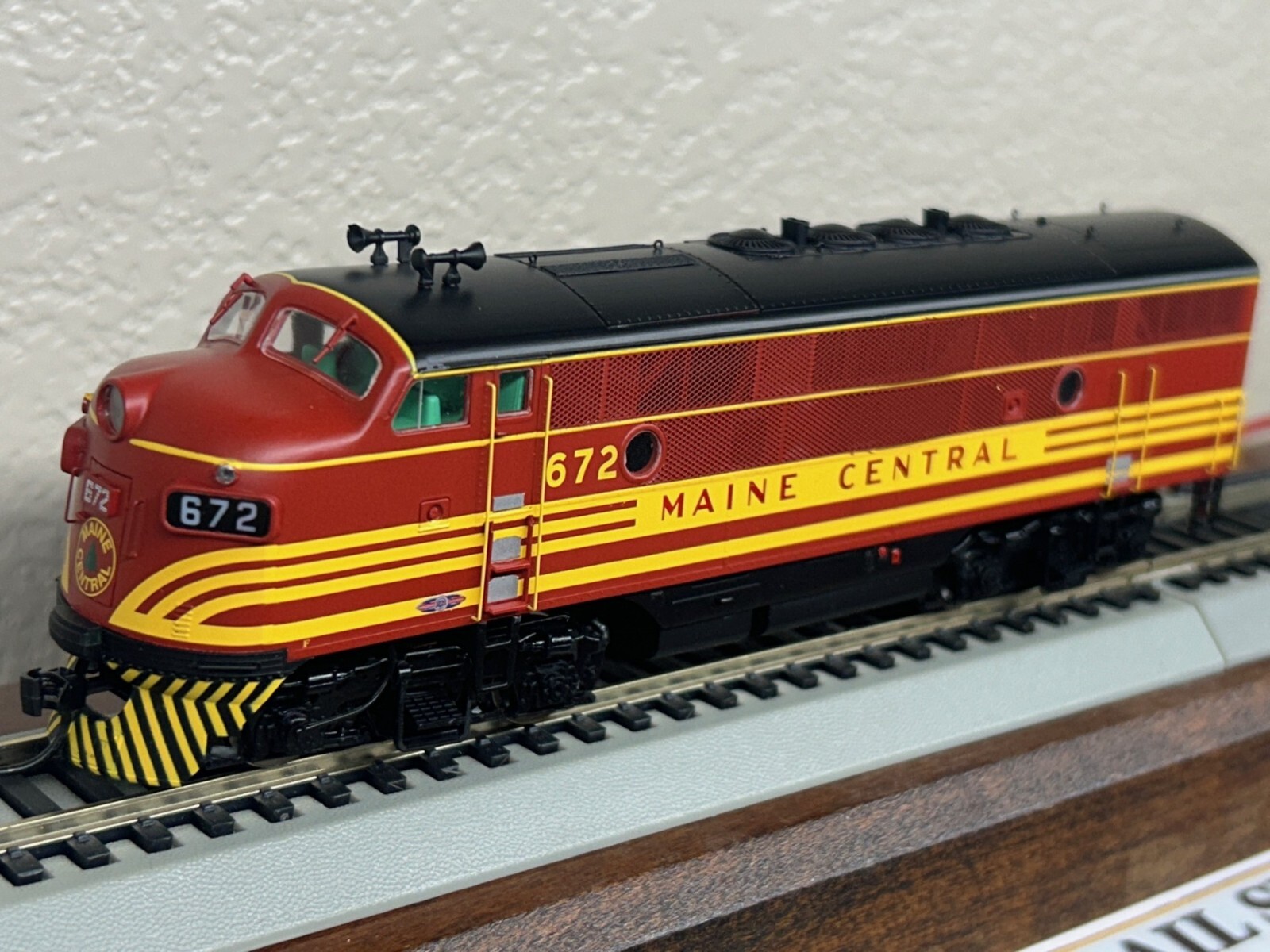 MAINE CENTRAL 672 EMD F3A LOCO – FACTORY DC/DCC / QUANTUM SOUND HO Scale NEW OOP