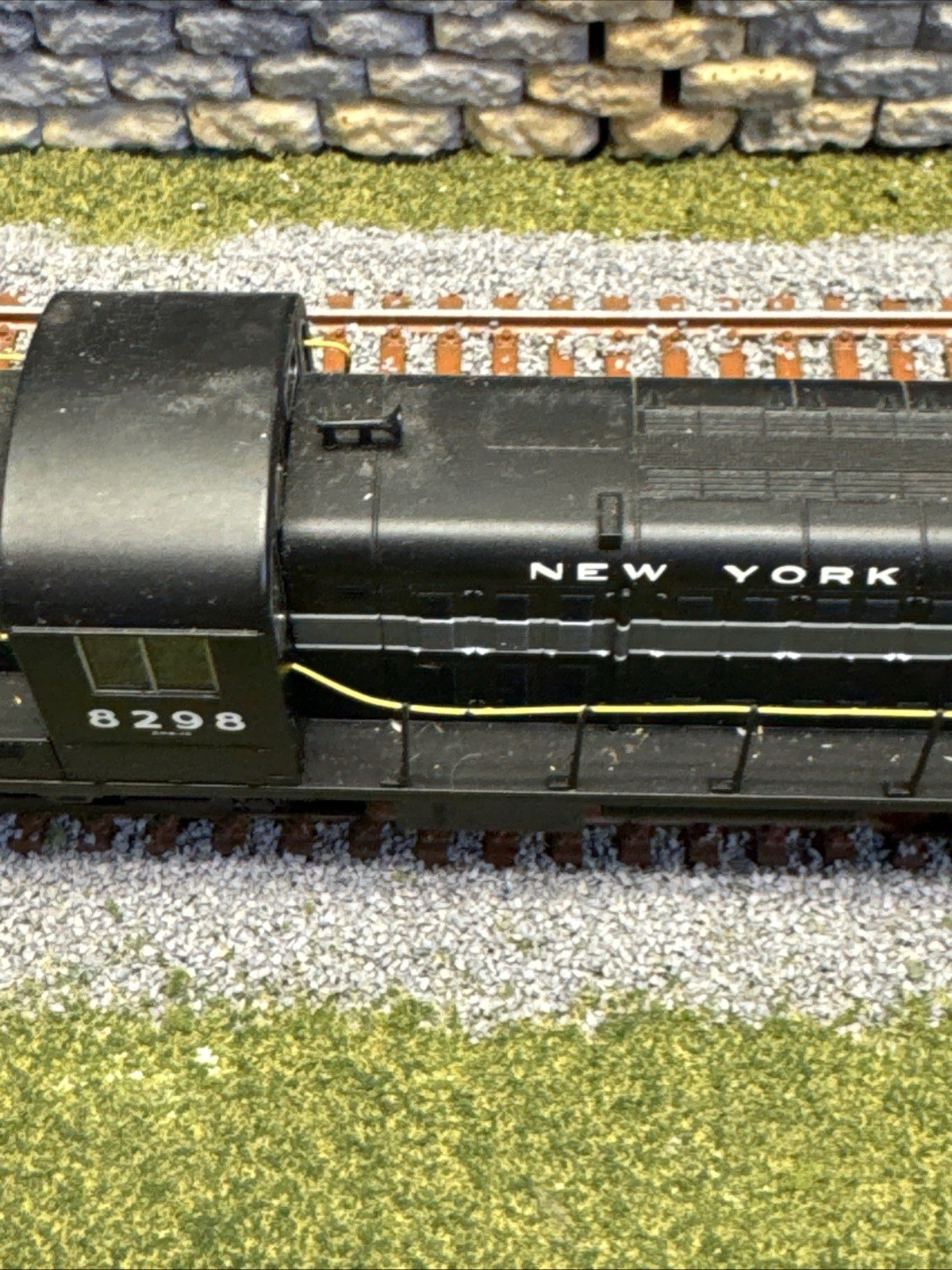 BACHMANN HO ALCO RS-3 DIESEL POWERED LOCOMOTIVE NYC 8298 – DCC ON BOARD