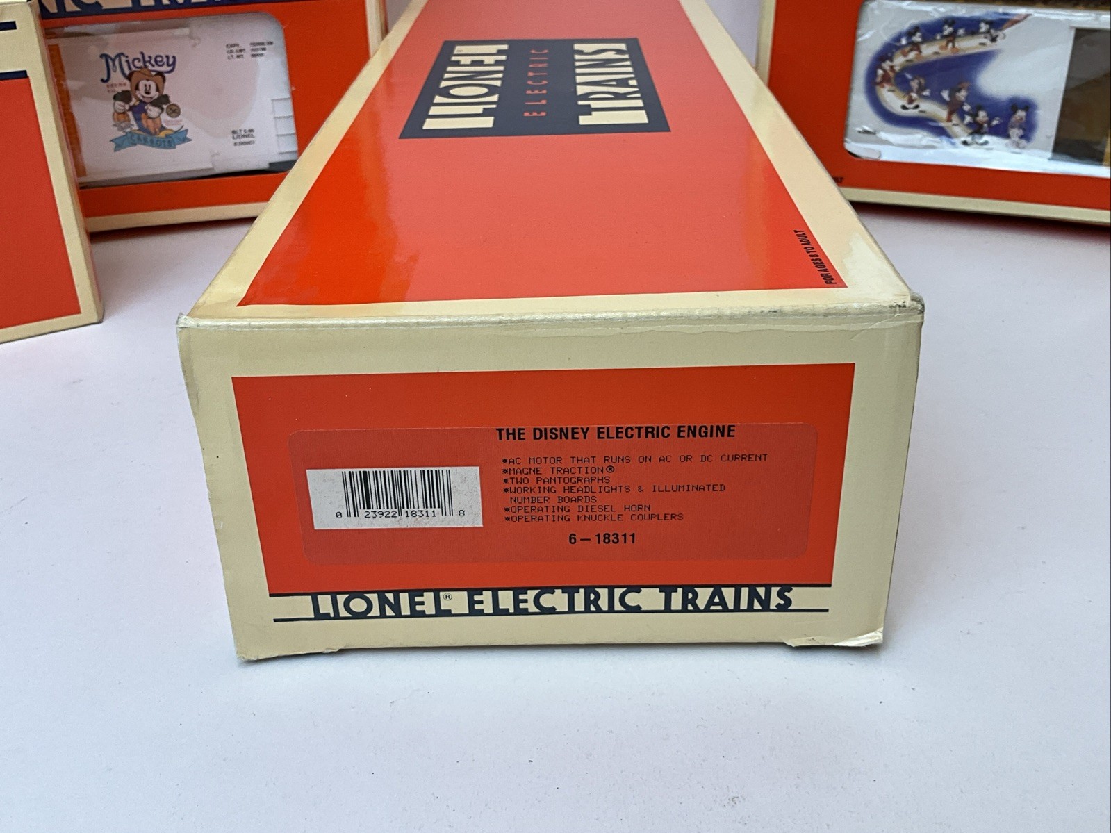 LIONEL 6-18311 DISNEY MICKEY MOUSE EP-5 ELECTRIC ENGINE, 5 BOXCARS & CABOOSE