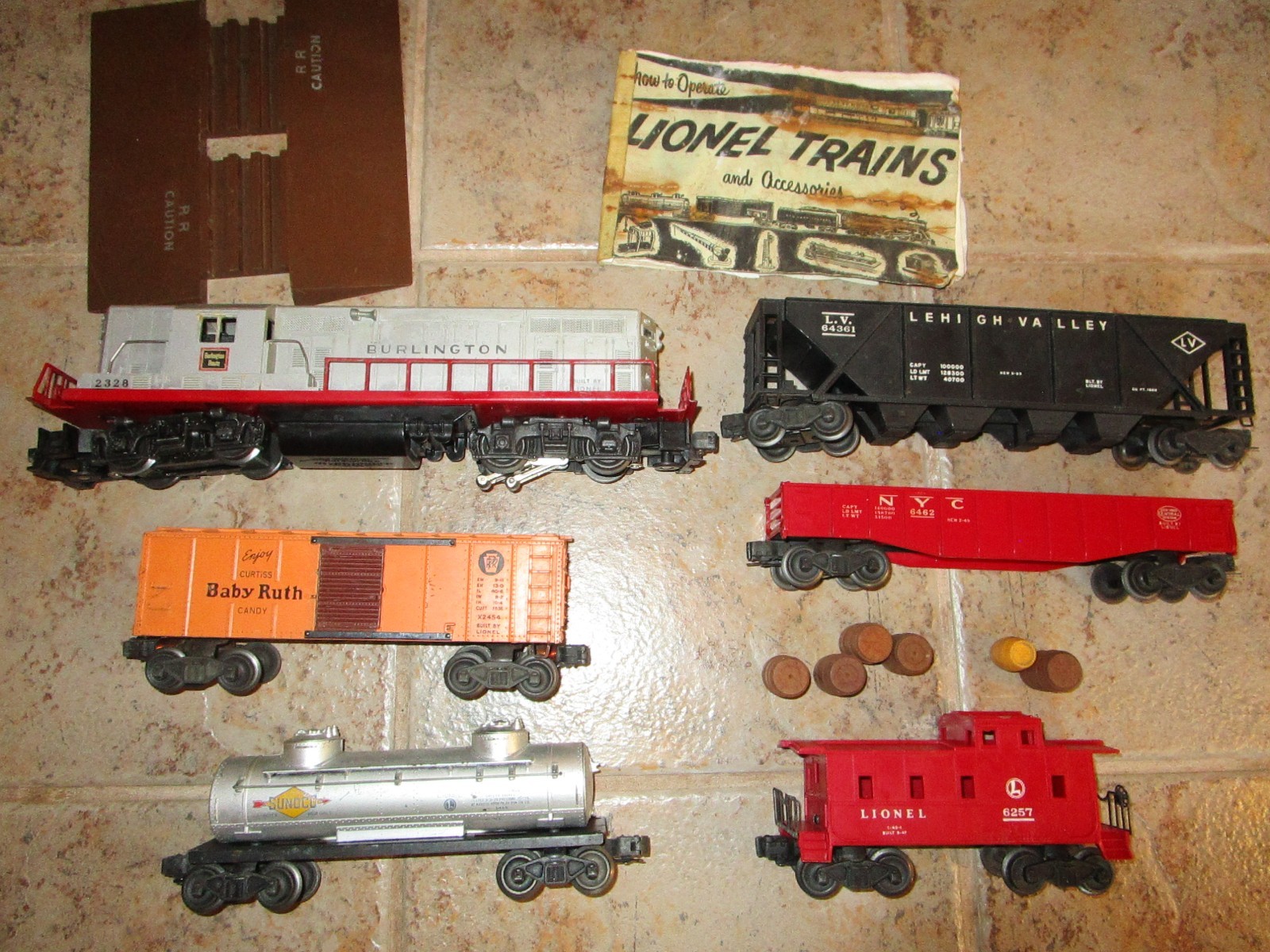 1950’S LIONEL O GAUGE 2328 BURLINGTON ROUTE GP-7 POWERED DIESEL RUNS WITH 5 CARS