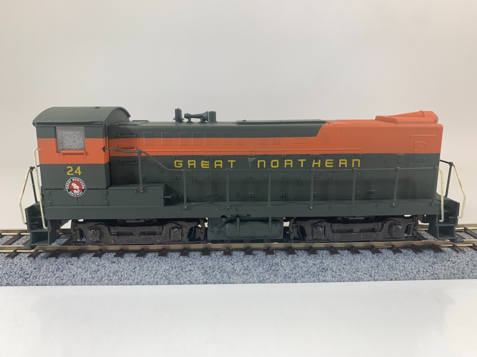 Athearn HO Great Northern Baldwin S-12 Dummy Switcher #24 “Custom Painted”