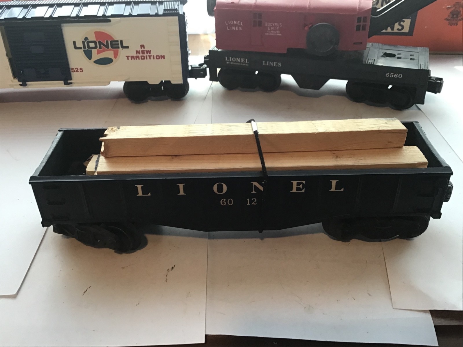 Lionel Postwar O-27 8302 SOUTHERN Steamer plus tender and 3 cars