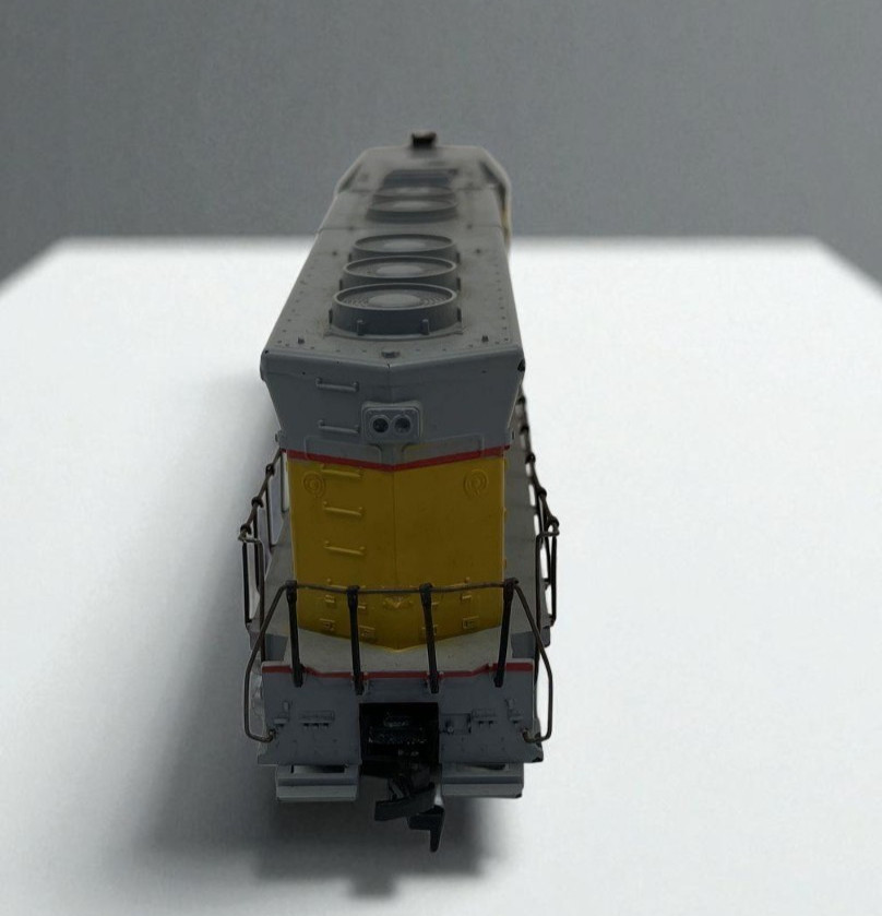 Athearn Yellow Gray Union Pacific 3600 Diesel Locomotive HO Scale Plastic Train
