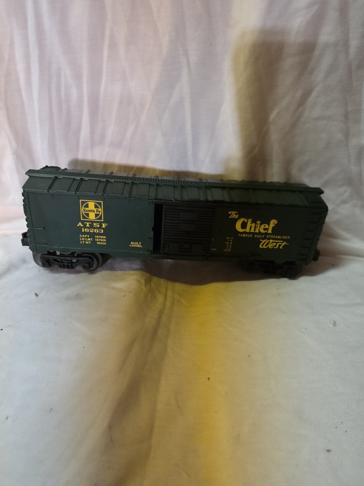 Lionel Train Cars Set 8644 with transformer and extra roof part