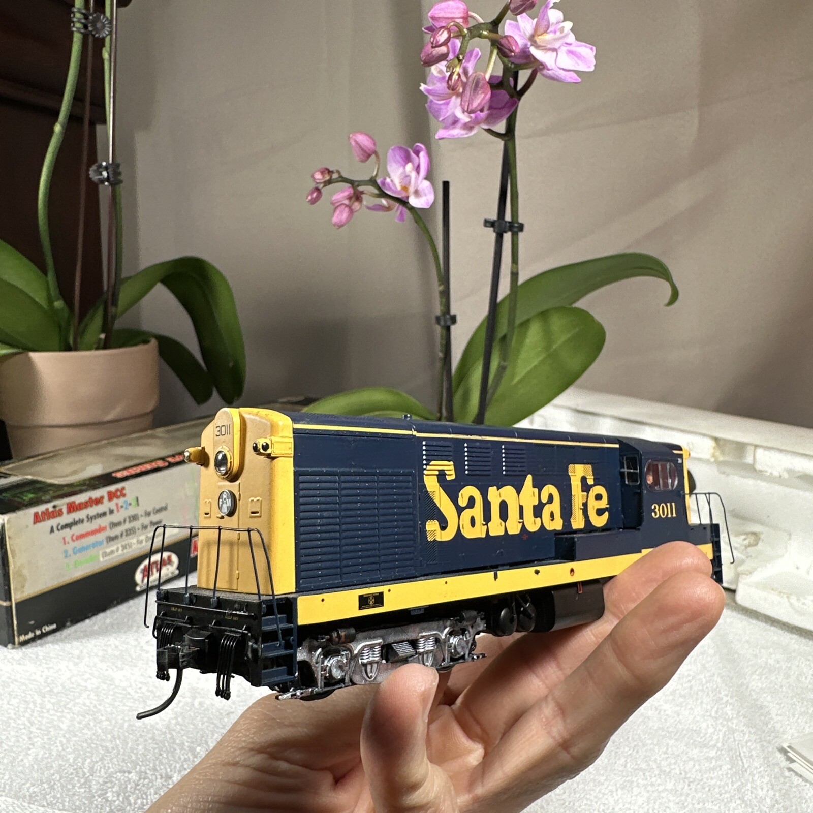 ATLAS MASTER HO SCALE 9555 H16-44 SANTA FE Locomotive #3011 RARE +Box+Manual