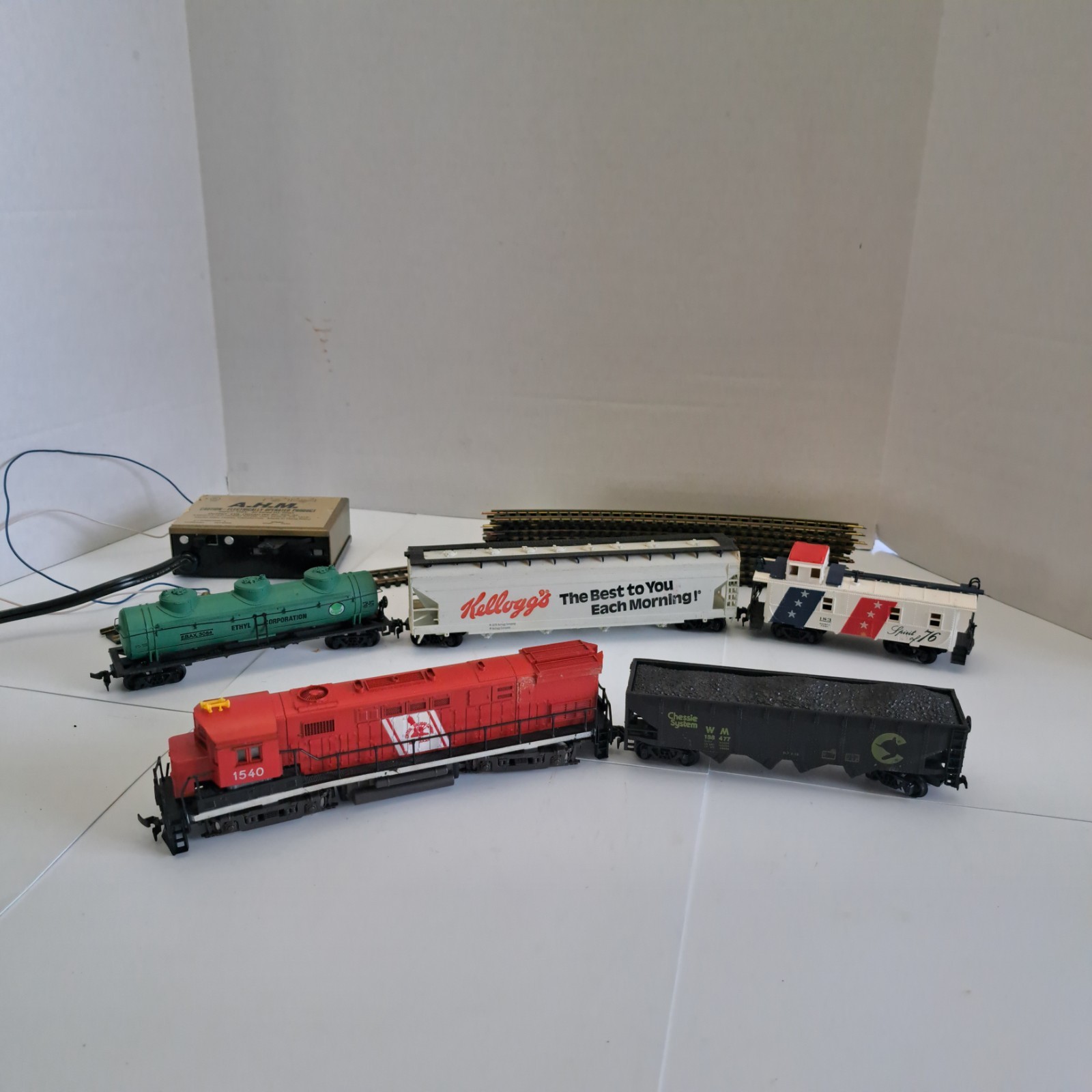 HO Scale AHM Alco Century 424 Central NJ Locomotive 1540, Tender, 3 Cars, Tracks