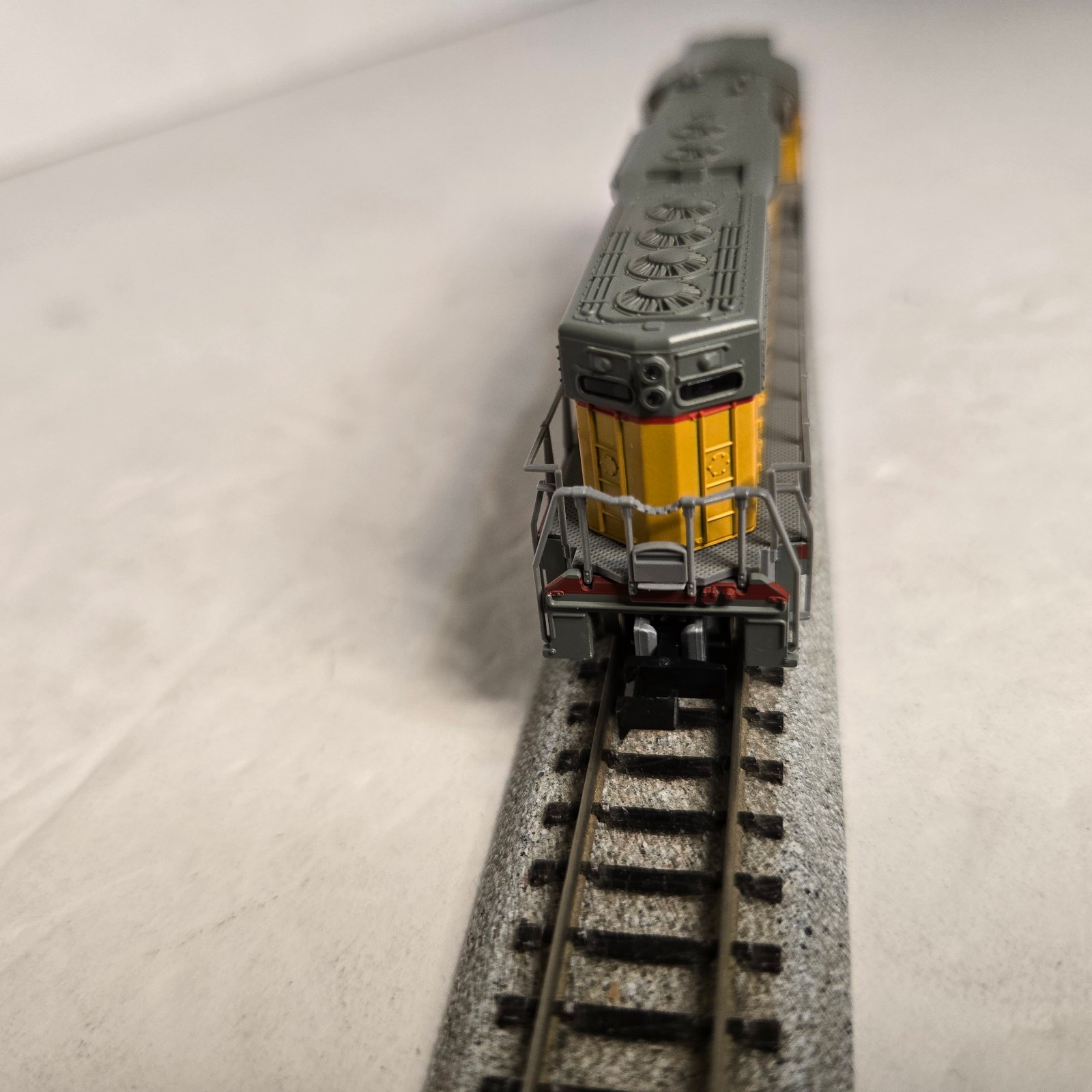 Atlas by Kato 4512 N Scale Union Pacific EMD SD-7 Loco. Runs