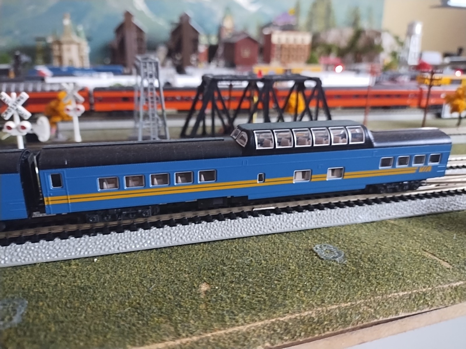 N Scale Rapido F40ph Via Rail Locomotive With DCC And Sound KatoVIApassenger Set