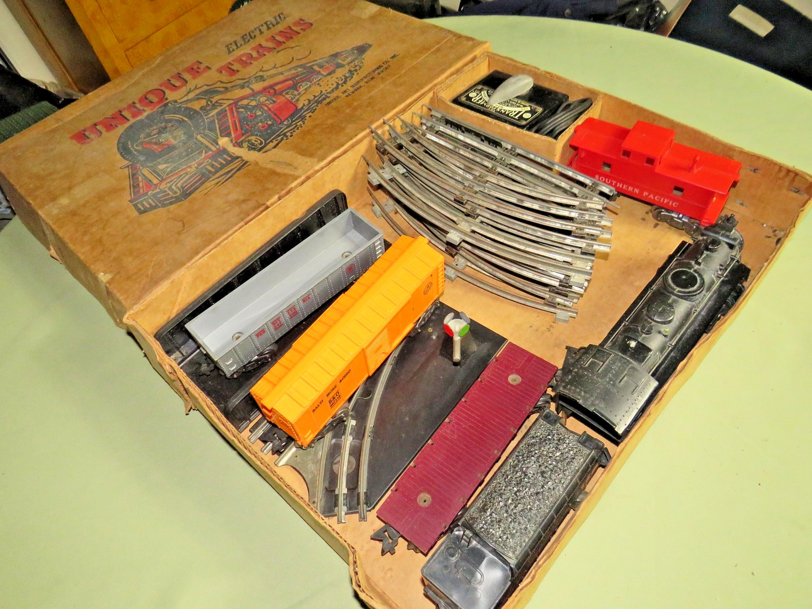 VINTAGE 1950s UNIQUE / MARX O OR 027 GAUGE ELECTRIC FREIGHT TRAIN SET IN BOX