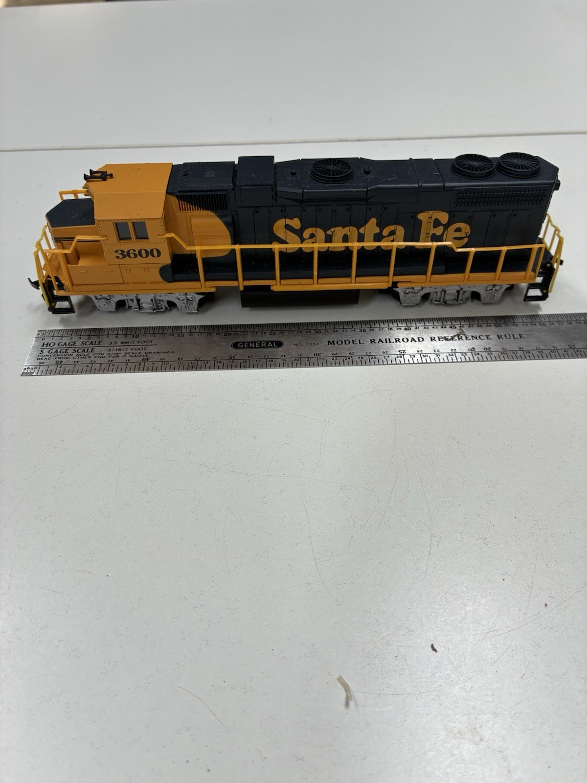 Life-Like HO Scale Santa Fe 3600 Diesel Locomotive Blue Yellow Train Engine
