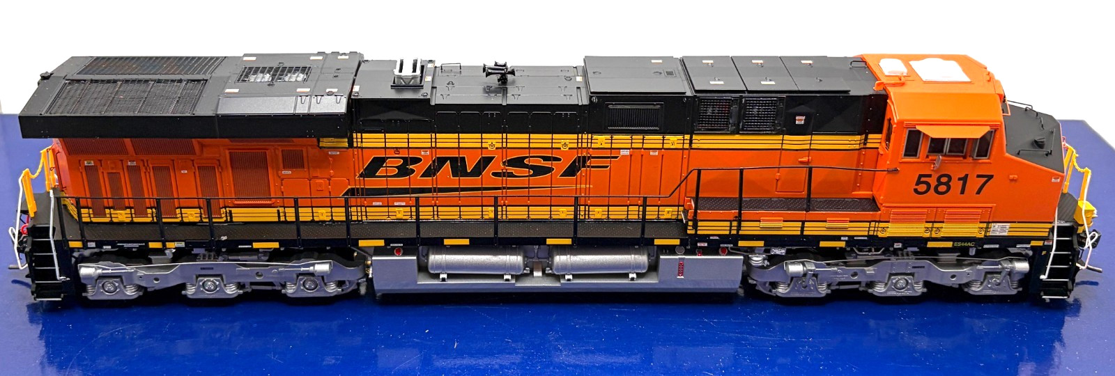 HO ATHEARN GENESIS G69703 ES44AC BNSF # 5817 DITCH LIGHTS