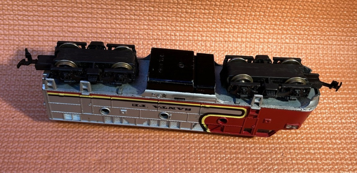 Santa FE HO Diesel LOCO/Locomotive 8WD Red Yellow Silver WORKs lot D-3-1 bin2