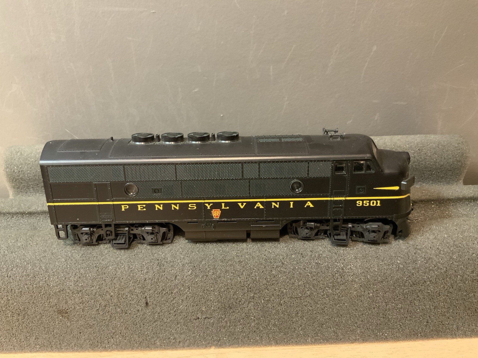 Stewart/Kato 8110 Ho Pennsylvania F3 Phase II “High Fans” Powered Loco PRR #9501