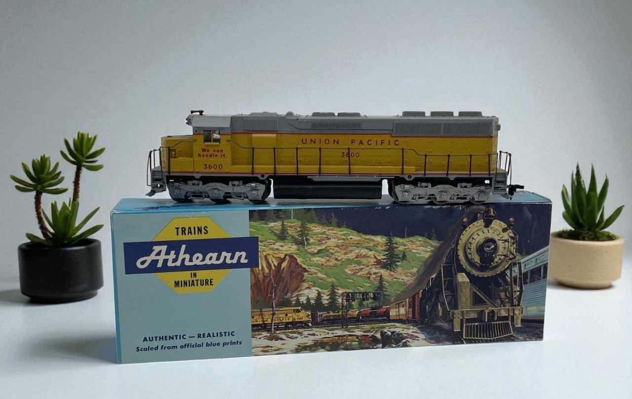 Athearn Yellow Gray Union Pacific 3600 Diesel Locomotive HO Scale Plastic Train