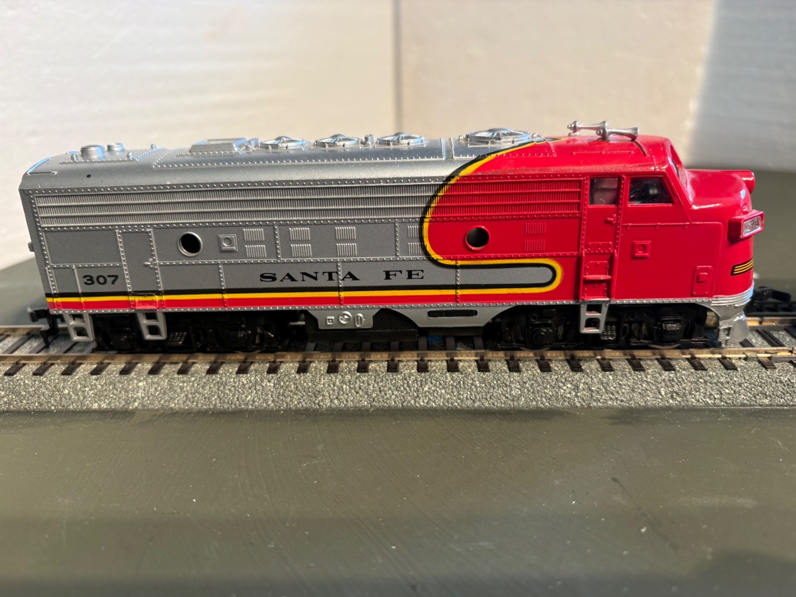Mechanics Special: 2 HO Santa Fe F7A #307 Locomotives (26-727)