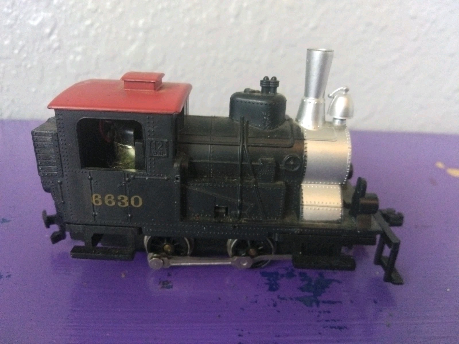 HO #8630 Yugoslavia Powered Switcher Engine for parts or repair