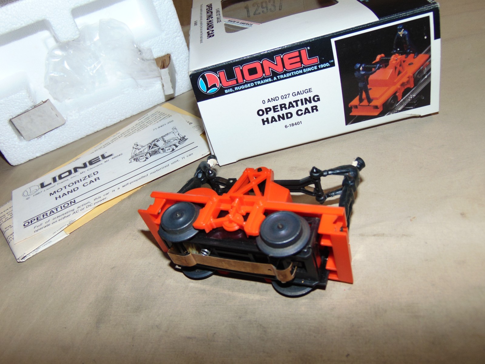 LIONEL 18401 OPERATING MOTORIZED HANDCAR + BOX