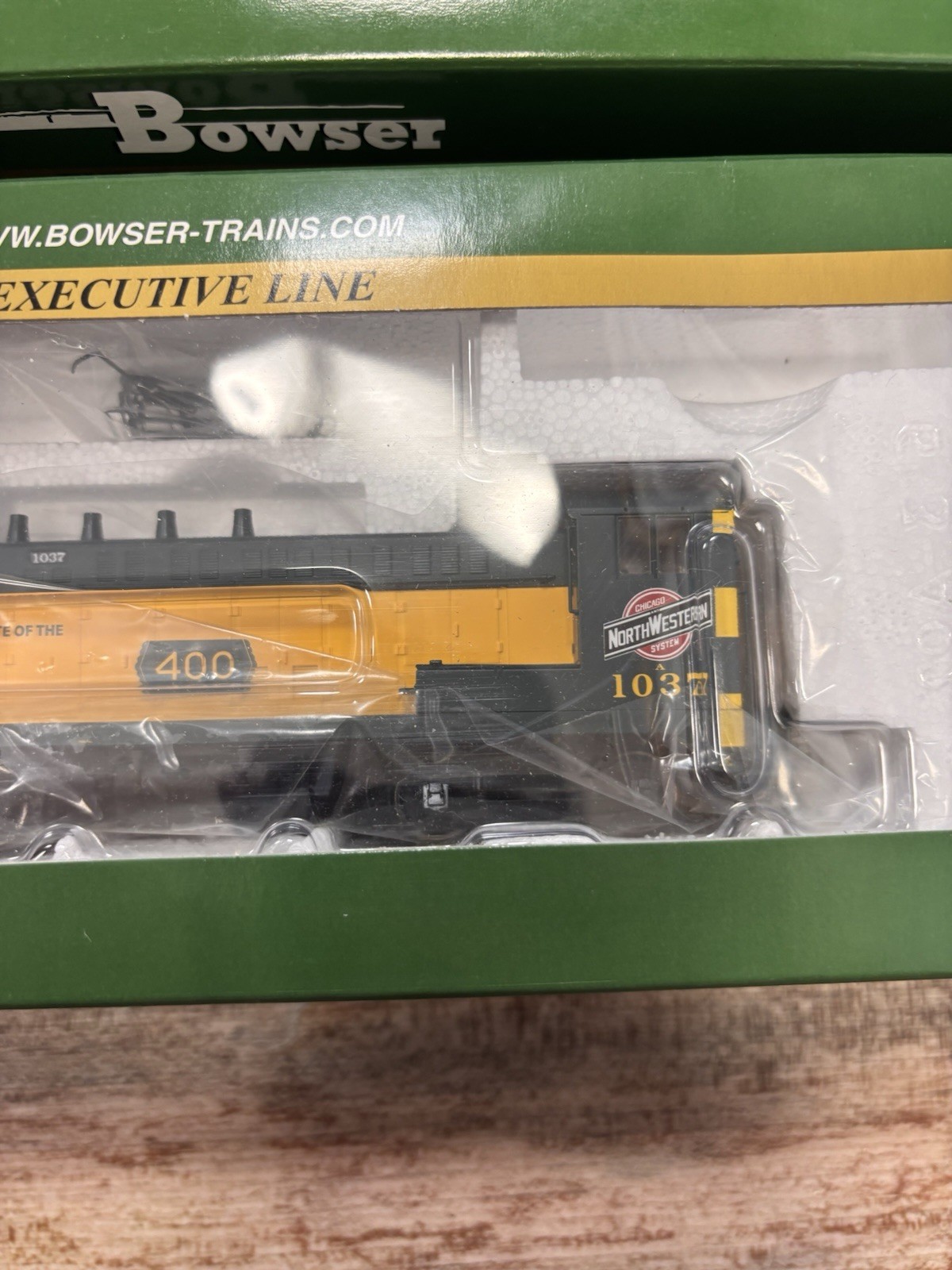 Bowser HO Scale Baldwin VO-1000 Diesel Locomotive C&NW 1037 Green 400 Light DC B