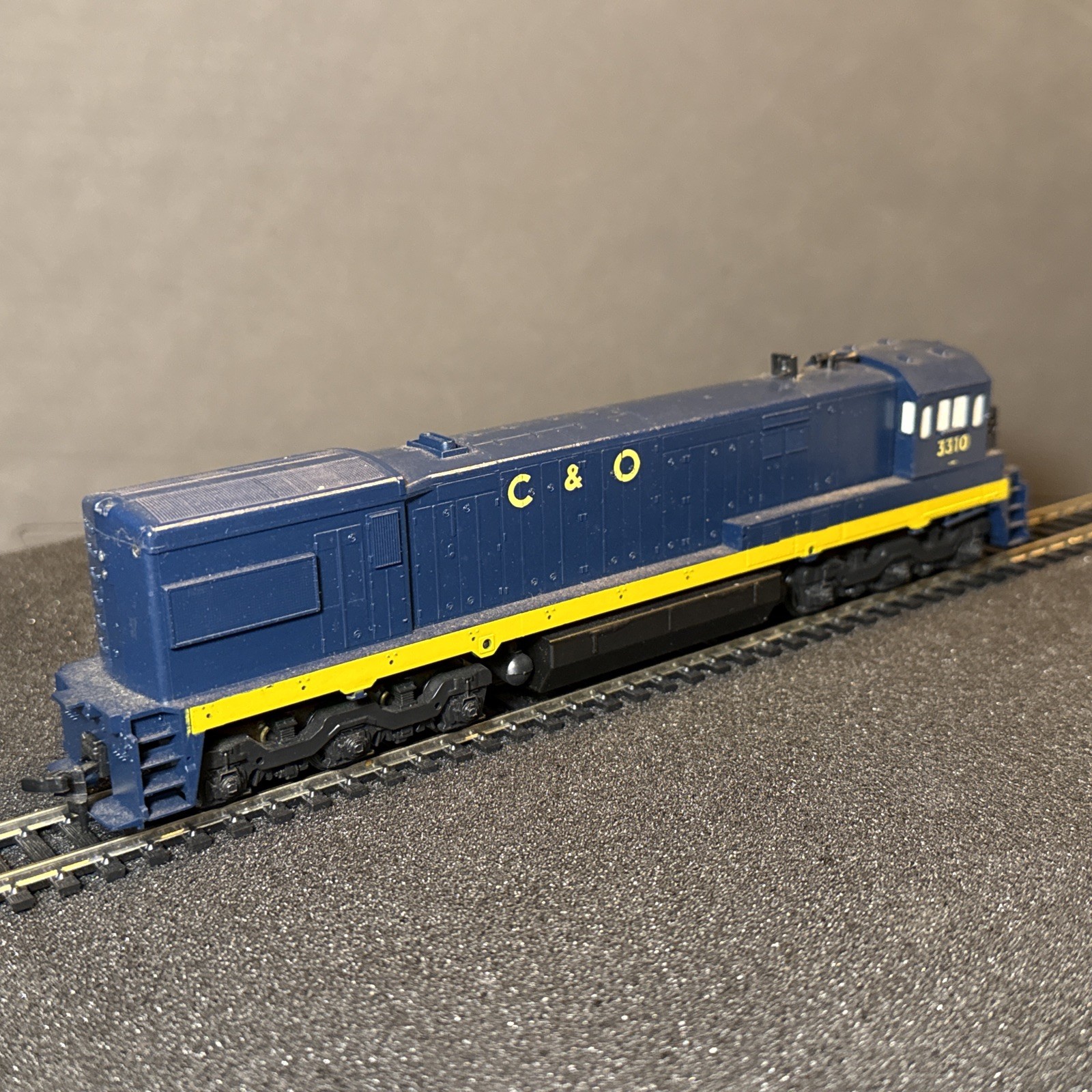 HO Scale Athearn 3461/3471 C & O – U30C Diesel SET OF 2 Powered/Unpowered