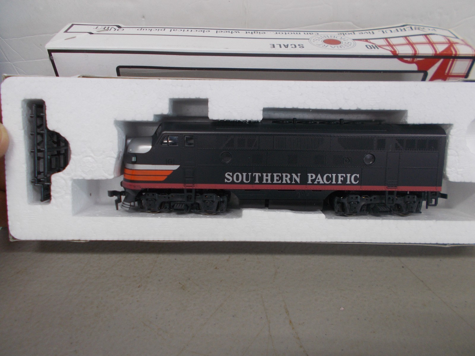 STEWART / KATO # 8240 ~ SP (BLACK WIDOW) F3A POWERED LOCOMOTIVE ~HO SCALE~ L – D