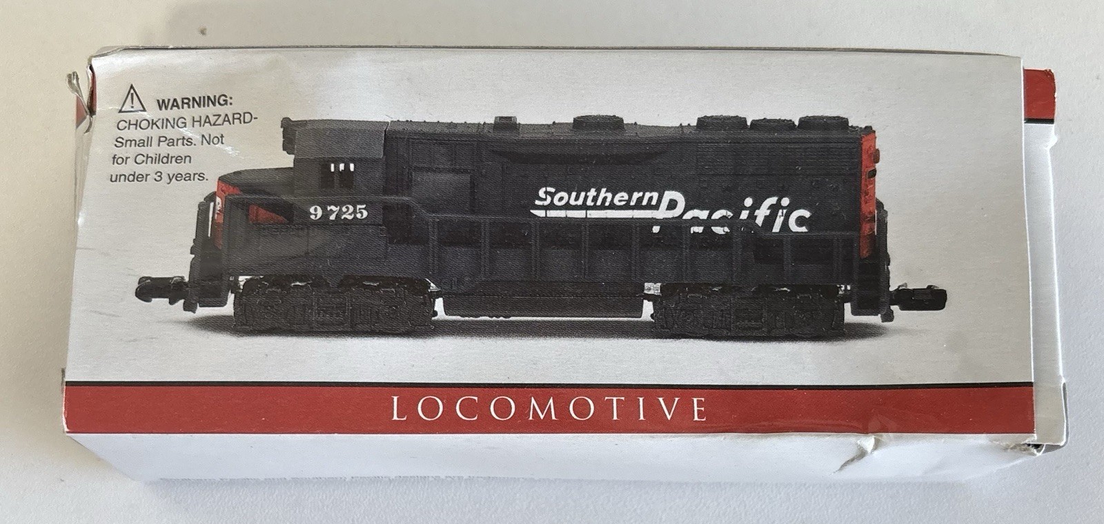 Southern Pacific 9725 N Gauge Painted Plastic Locomotive Gray Black Red
