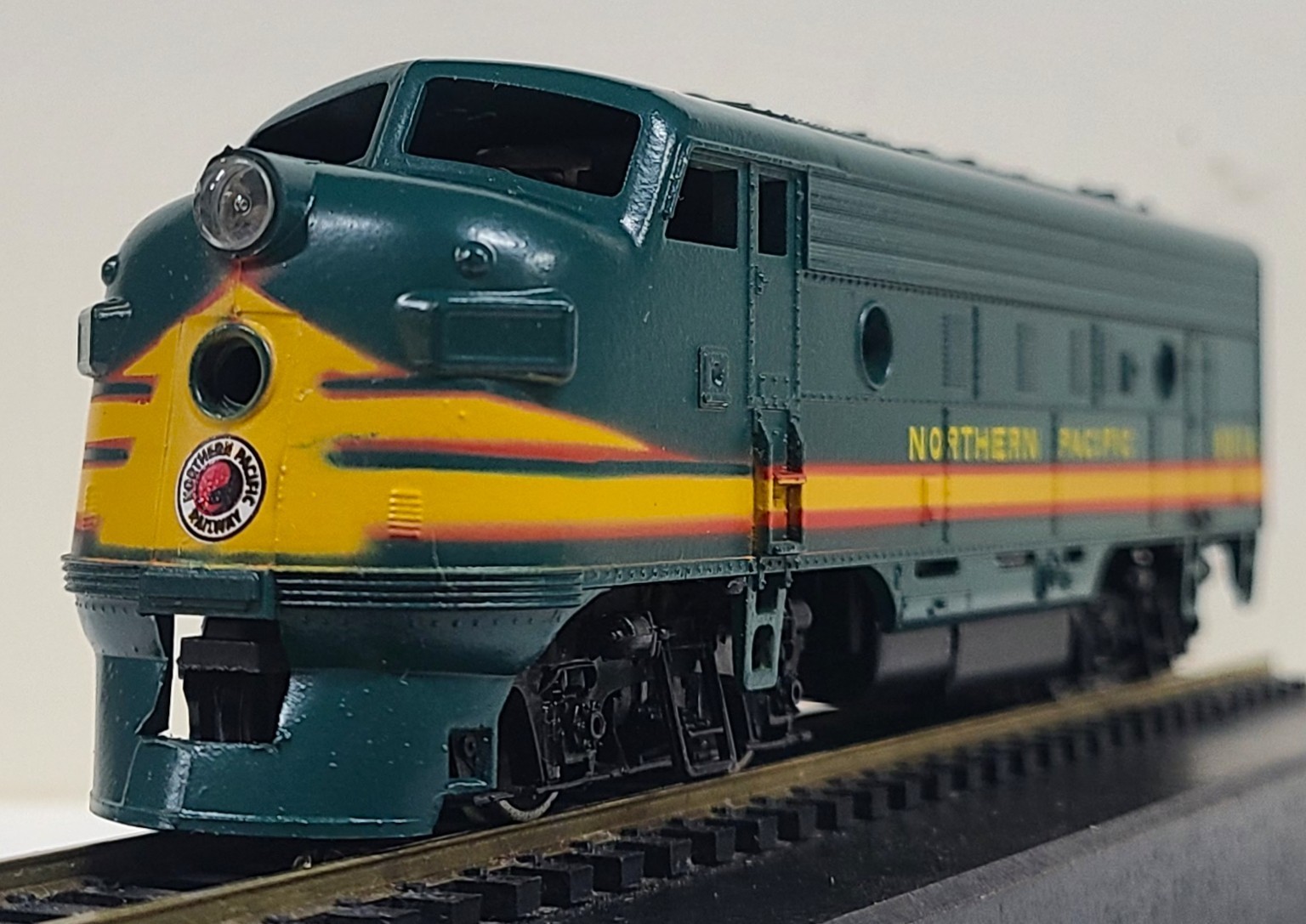 ATHEARN #3229, F7A SUPER PWR, NORTHERN PACIFIC #6011A, DIESEL LOCO, HO