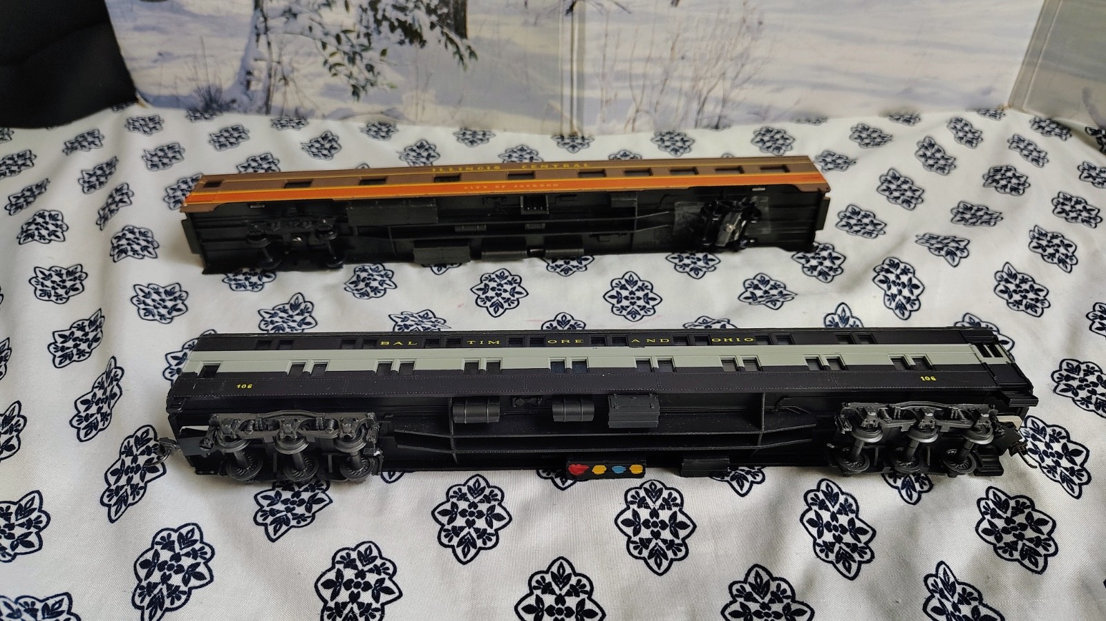 Massive lot of ho scale passenger cars, locomotives and shells READ DESCRIPTION