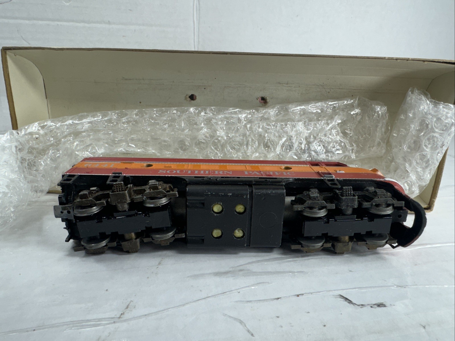 Athearn Ho Scale #3235 Daylight Super Geared F7 A Diesel Locomotive Engine