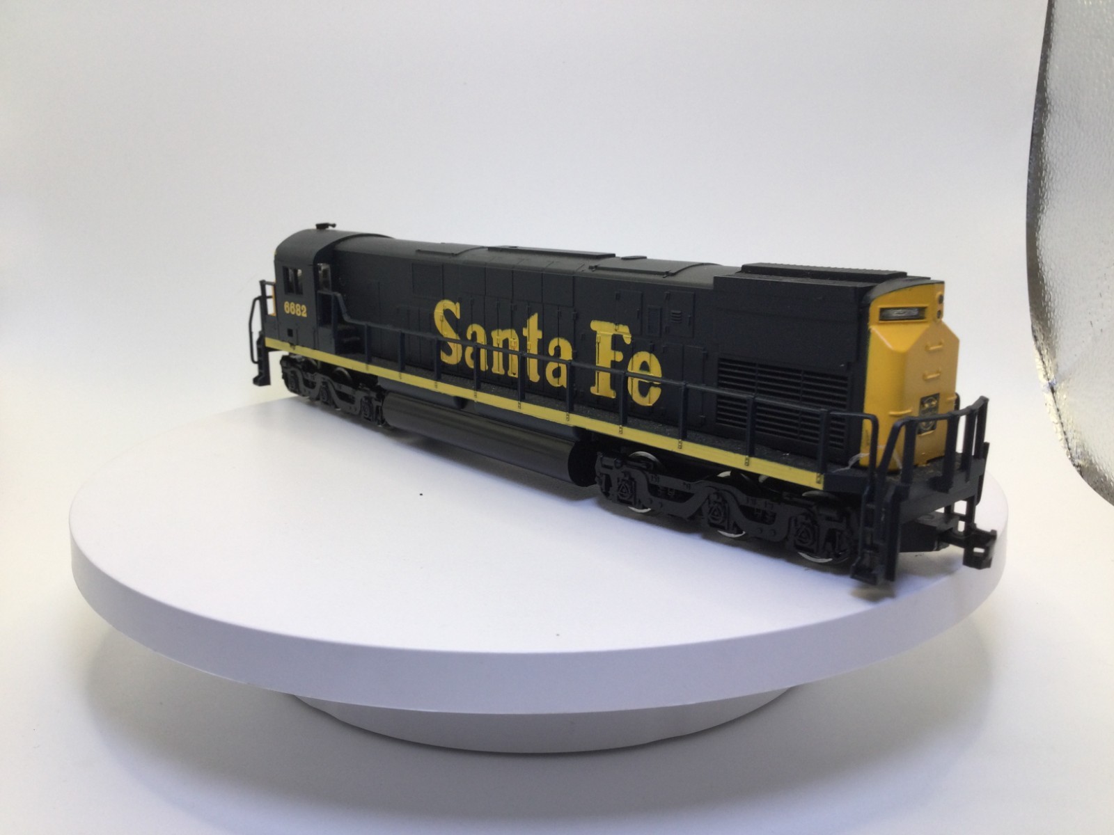 HO Scale Santa Fe Alco C-628 Deisel Powered Locomotive #6682 With Lights