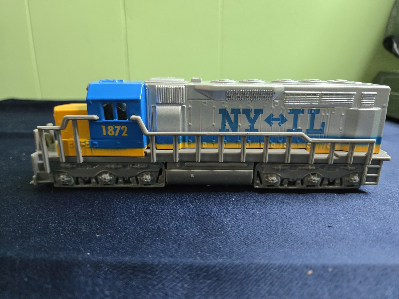 Freight Locomotive Pull Back Power Blue,Yellow & Silver #1872 NY&IL Die Cast