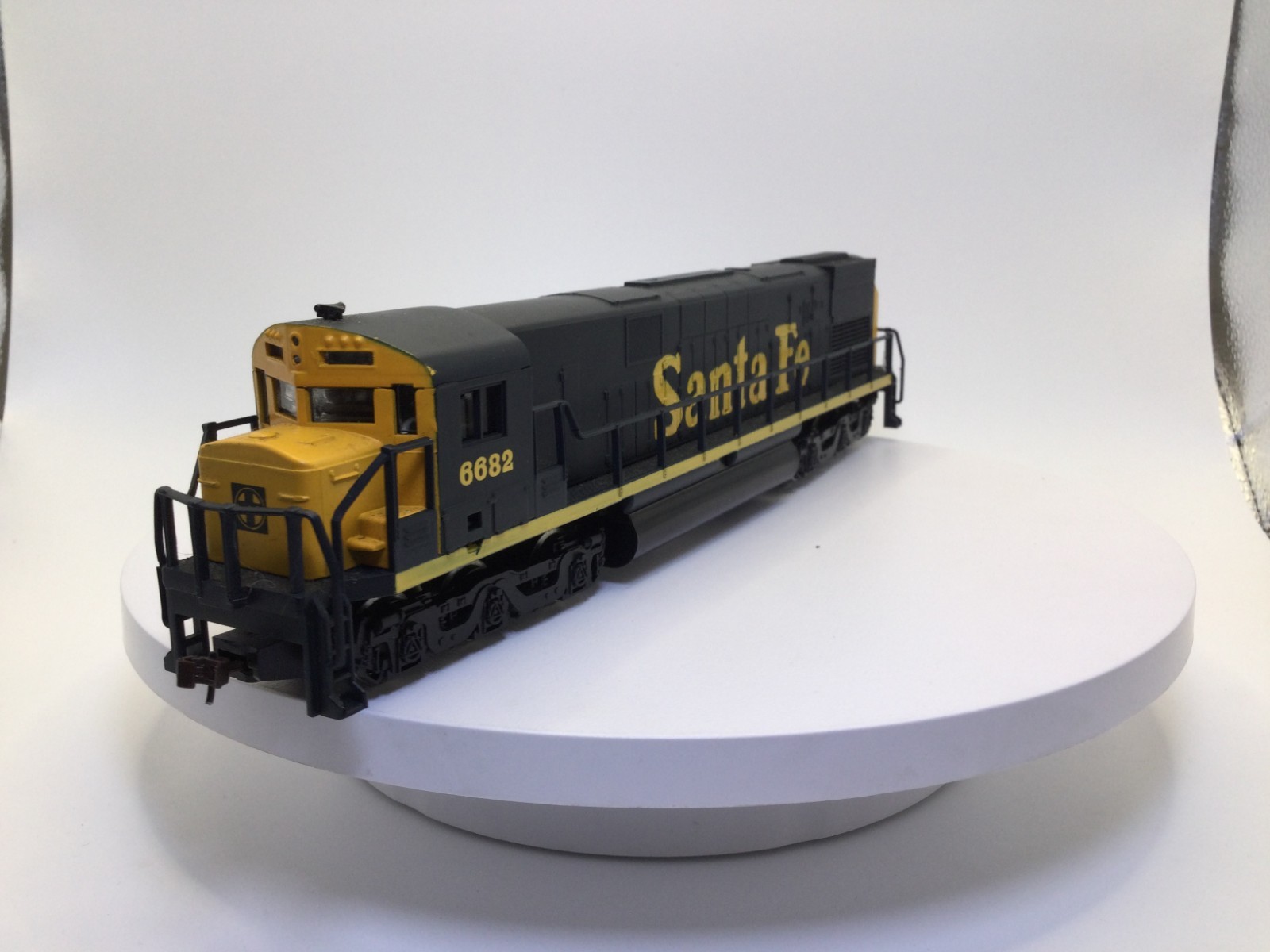 HO Scale Santa Fe Alco C-628 Deisel Powered Locomotive #6682 With Lights