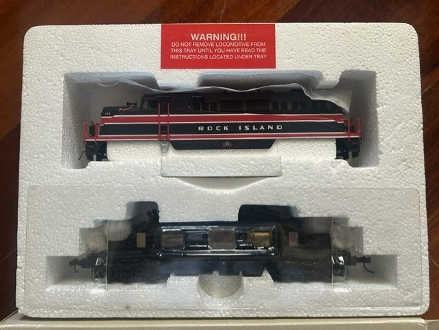 BL2 ROCK ISLAND loco – DC ANALOG HO Scale “CARBODY STYLE” PASSENGER OOP DISPLAY
