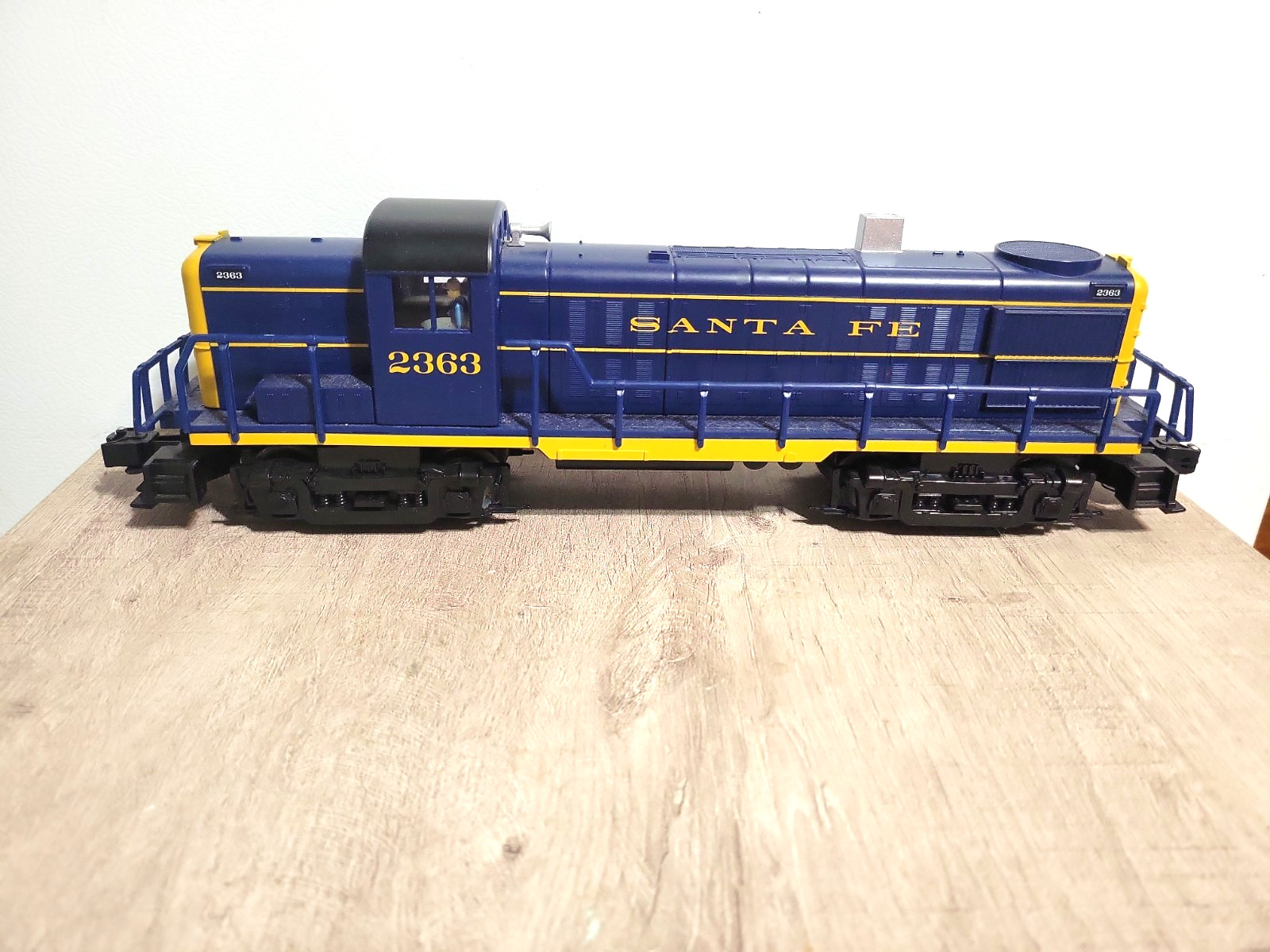 Lionel O Gauge Santa Fe #2363 RS-3 Diesel Engine w/ATSF Caboose & Gondola
